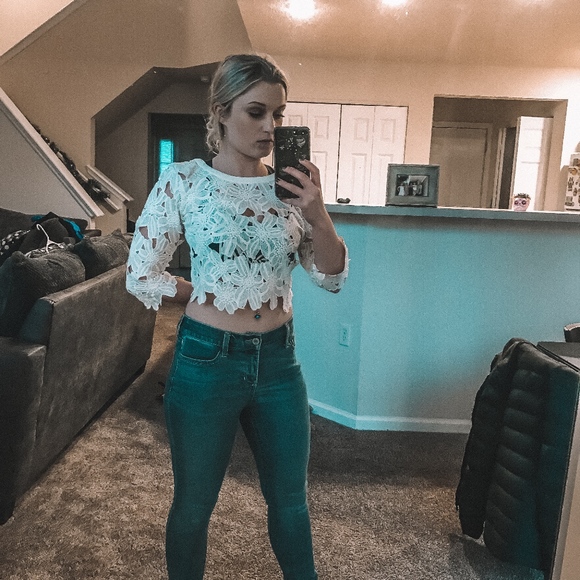 a'gaci Tops - Flower white crop top! Size small
